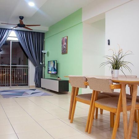 Five H Family Service Apartment Seri Kembangan Bagian luar foto