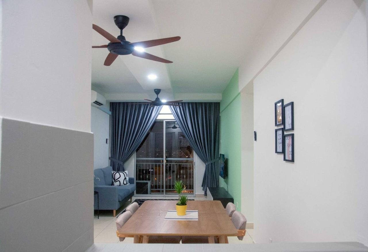 Five H Family Service Apartment Seri Kembangan Bagian luar foto
