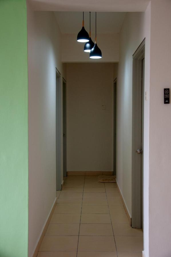 Five H Family Service Apartment Seri Kembangan Bagian luar foto