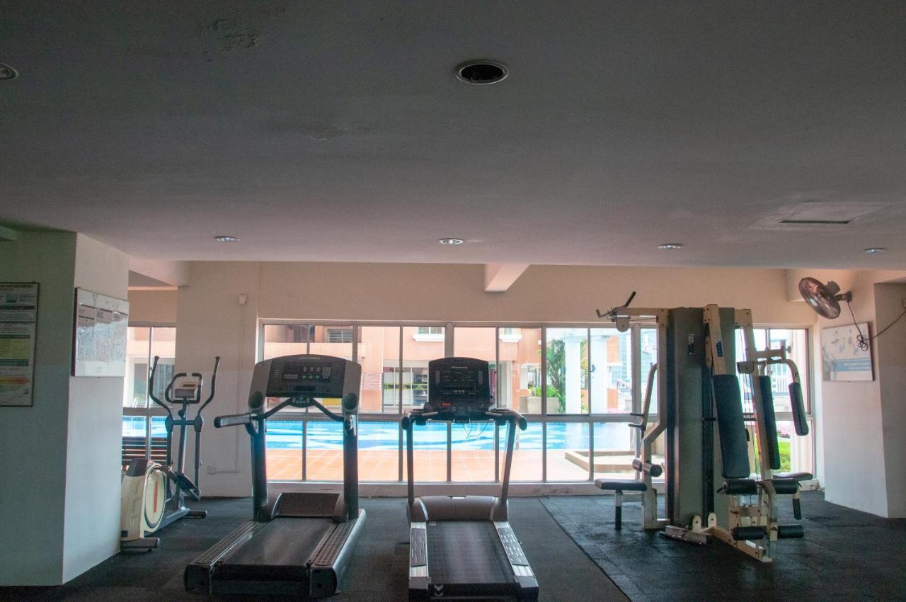 Five H Family Service Apartment Seri Kembangan Bagian luar foto