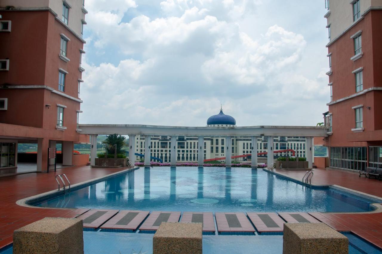 Five H Family Service Apartment Seri Kembangan Bagian luar foto