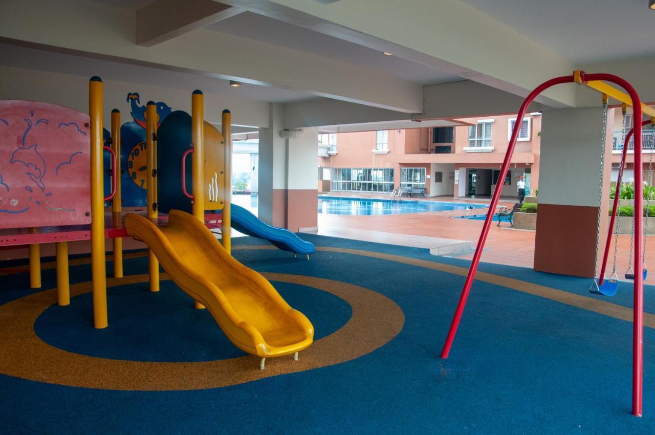 Five H Family Service Apartment Seri Kembangan Bagian luar foto