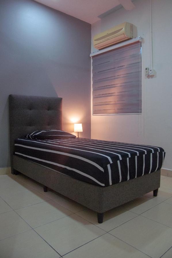 Five H Family Service Apartment Seri Kembangan Bagian luar foto
