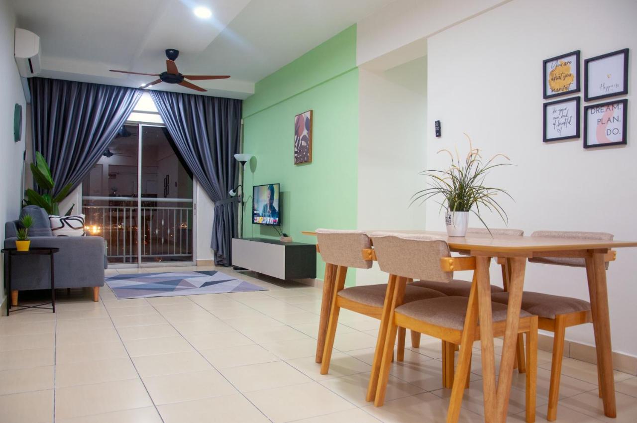 Five H Family Service Apartment Seri Kembangan Bagian luar foto