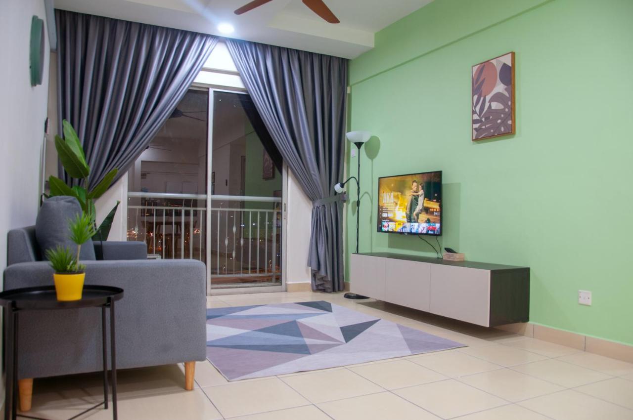 Five H Family Service Apartment Seri Kembangan Bagian luar foto