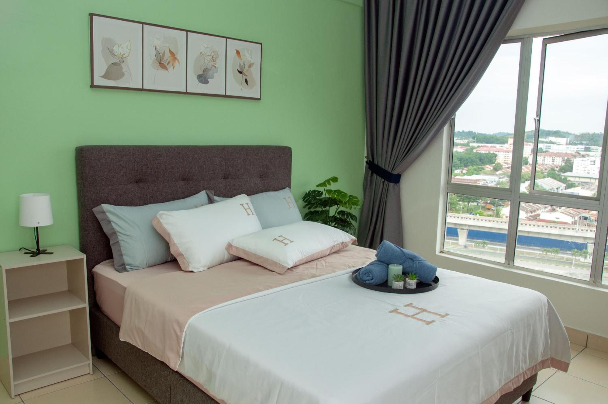 Five H Family Service Apartment Seri Kembangan Bagian luar foto
