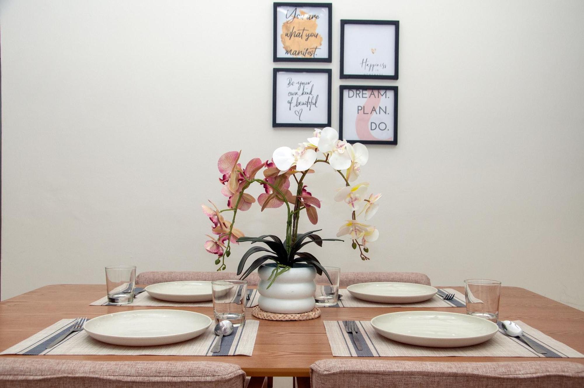 Five H Family Service Apartment Seri Kembangan Bagian luar foto